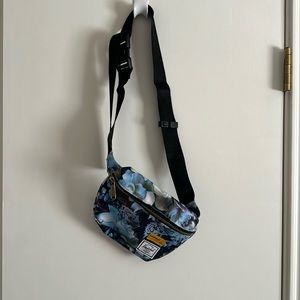 Like NEW! Herschel Fanny/Crossbody bag.